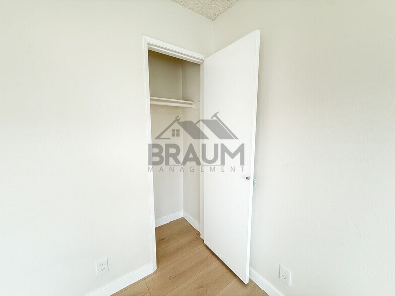 Building Photo - 14801 Delano St