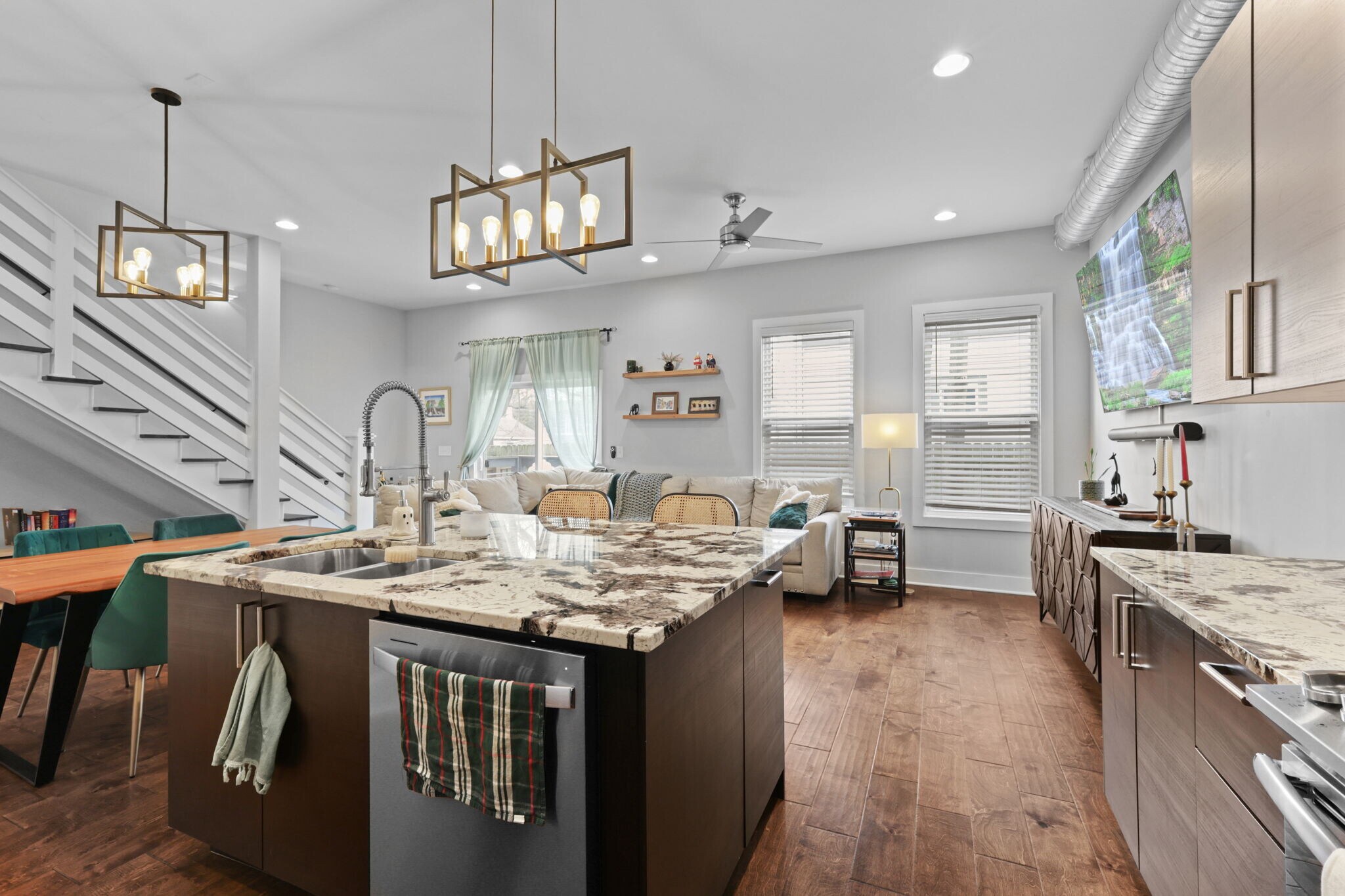 Building Photo - 2464 Broadway St