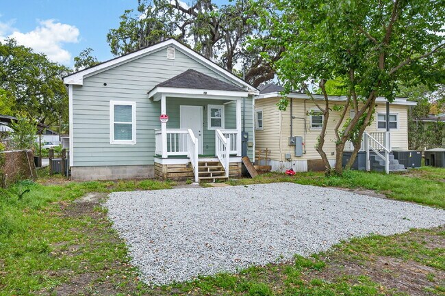 Building Photo - Cozy bungalow close to everything