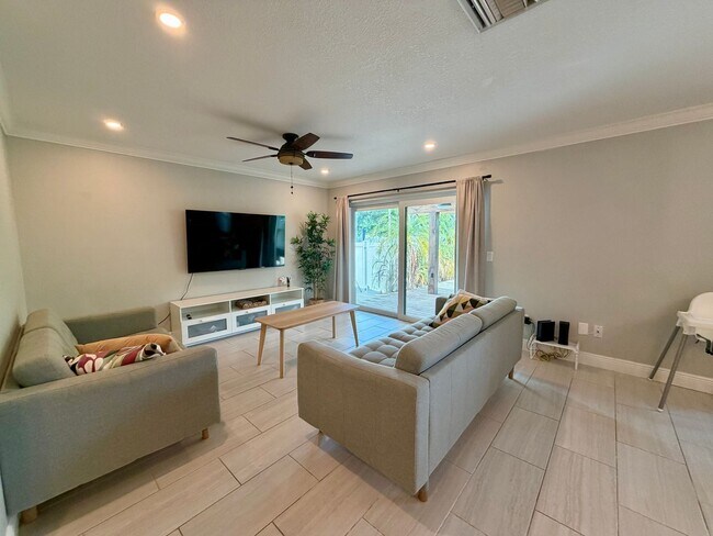 Building Photo - Updated 3 Bed 2.5 Bath Townhouse - SoHo / Hyde Park Area