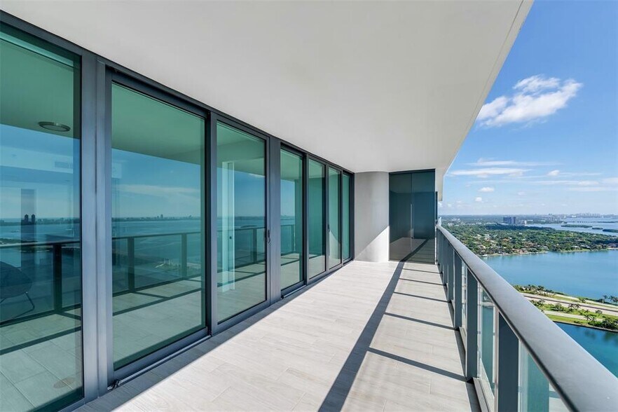 Building Photo - 3131 NE 7th Ave