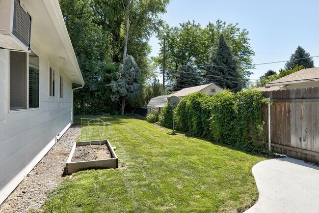 Building Photo - Newly Renovated Townhouse - Pet Friendly!!