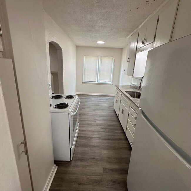 Building Photo - $525 - 1 bed / 1 bath - Duplex