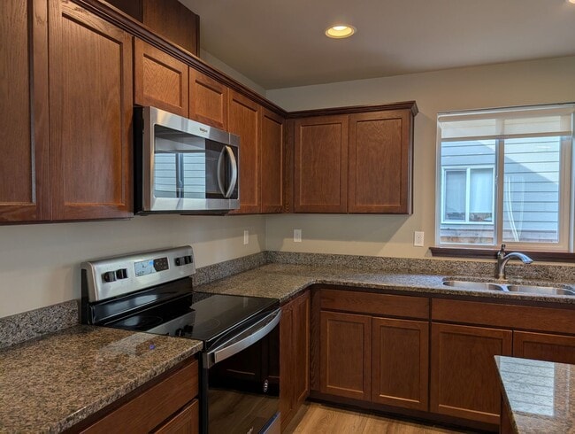 Building Photo - Beautiful 3 Bedroom 2.5  Bathroom Townhome w/ 2-car Garage - in the Eastmont School District!
