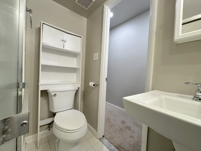 Building Photo - Charming Fairfax Townhome in a Prime Location