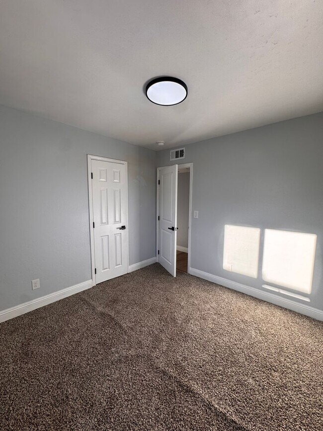 Building Photo - Single Family Home