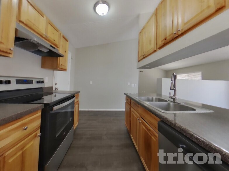 Building Photo - 1010 W Blackhawk Dr