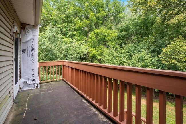 Building Photo - Now Available – 2 Bed / 1.5 Bath End Unit ...