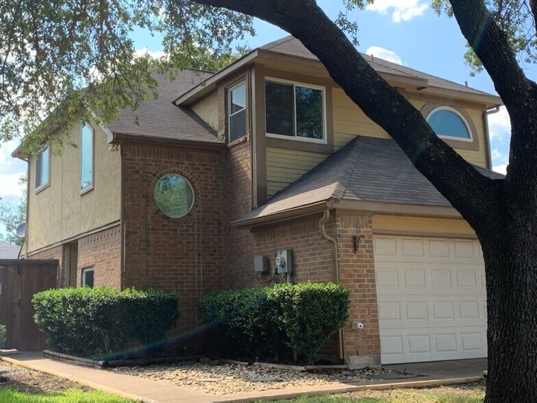 Front View 2 - 4925 Tree Top Ln