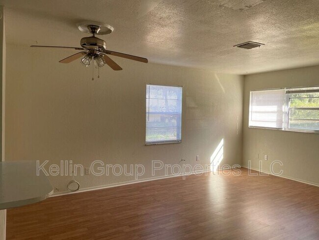 Building Photo - 160 N Nekoma Ave