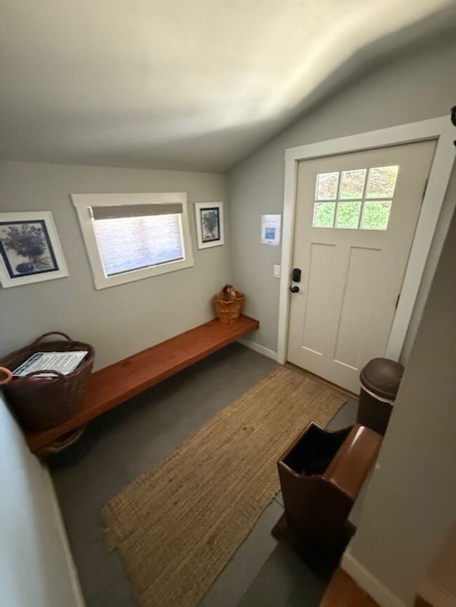 Building Photo - Live in the heart of Roslyn, walk to shops dining and trailheads!