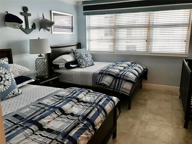 Building Photo - 6917 Collins Ave