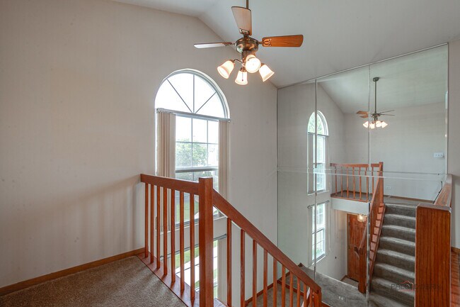 Building Photo - 614 Le Parc Cir