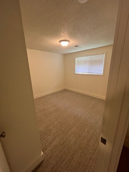 Building Photo - 415 SE Lacreole Dr