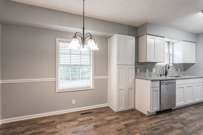Building Photo - 3 Bedroom, 3 Bath Home, over 1/2 Acre Lot in Hermitage