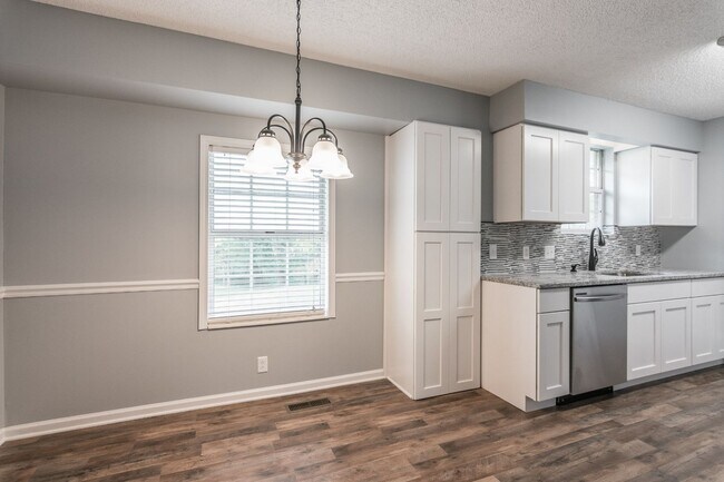 Building Photo - 5216 Roxborough Dr
