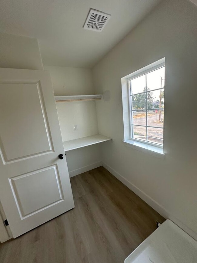 Building Photo - One Month Free Rent - Mountain Home Town HOme