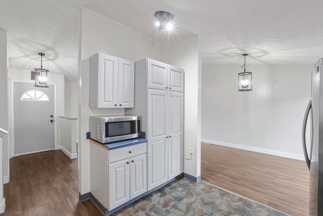 Building Photo - 2543 Stonington Ave