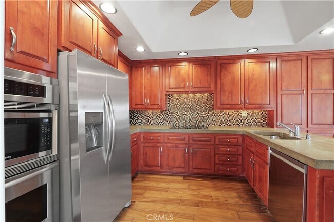 Building Photo - 6031 Shadowbrook Cir