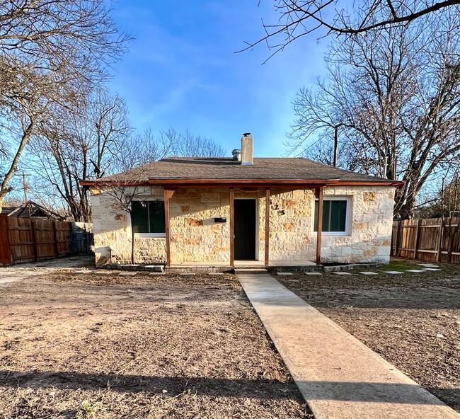Primary Photo - Adorable Cottage on Lytle