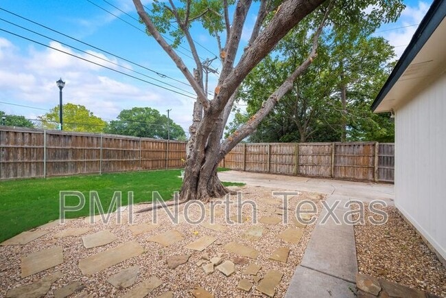 Building Photo - 8880 Woodstream Dr