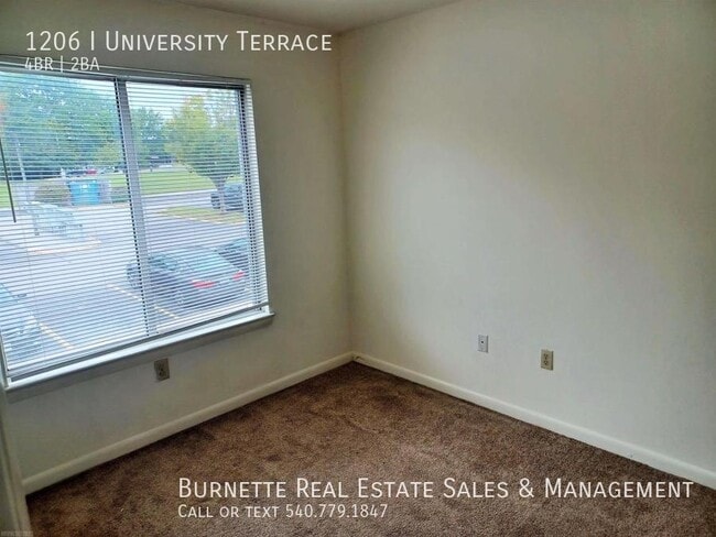 Building Photo - 1206 University Terrace