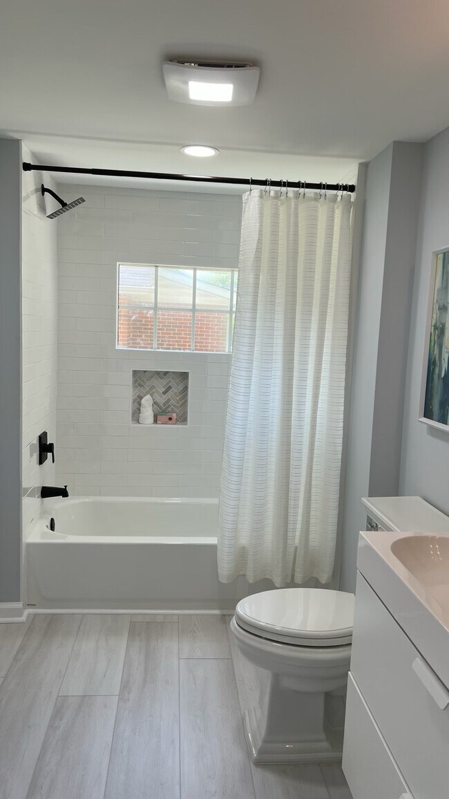 Building Photo - 806 Aileen Ave