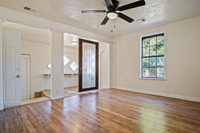 Building Photo - 2812 S Broadway Ave