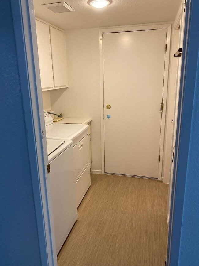 Building Photo - Spacious 4 Bed Home with 3 Car Garage off of Vista!!!!!