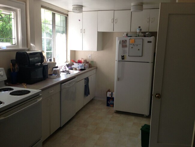 Building Photo - Nice 6 bed/2baths-2 kitchens and 2 set washer/dryer house for rent.