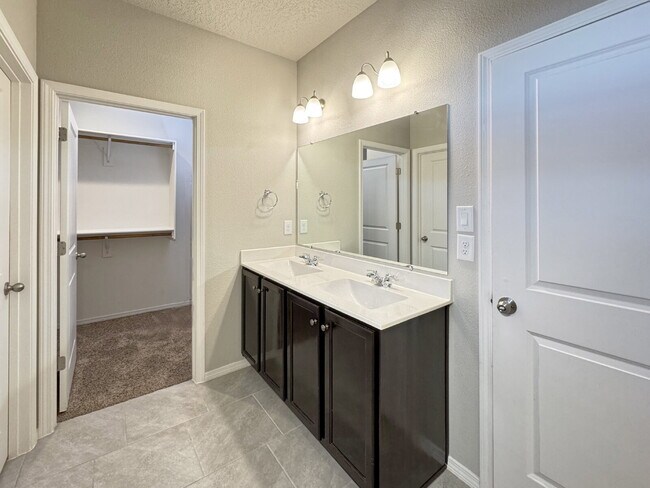 Building Photo - Stunning Cleveland Heights 3 Bedroom Home!
