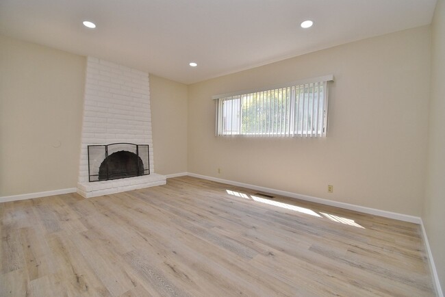 Building Photo - COMING SOON! $3,500 - GORGEOUS 3 BEDROOM R...