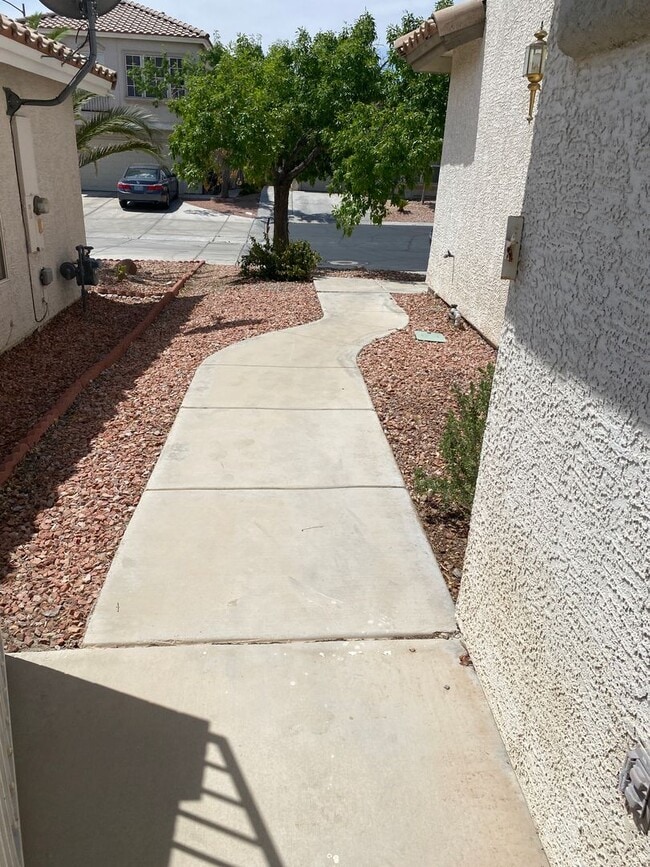 Building Photo - Smart, Stylish, and move in ready