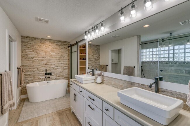 Building Photo - 3305 Close Call