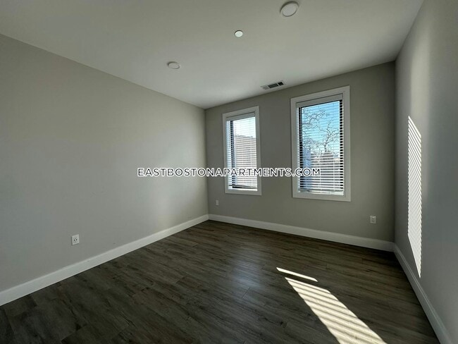 Building Photo - 656 Saratoga St