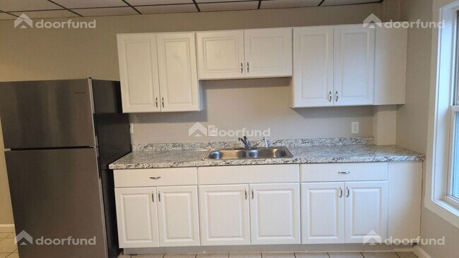 Building Photo - 147 Oak St