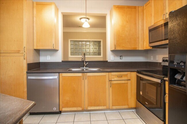 Building Photo - 2bd/2Ba Midtown Condo Perfect for Roommates w/ Pool and Gym!