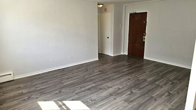 Building Photo - 2025 W Granville Ave