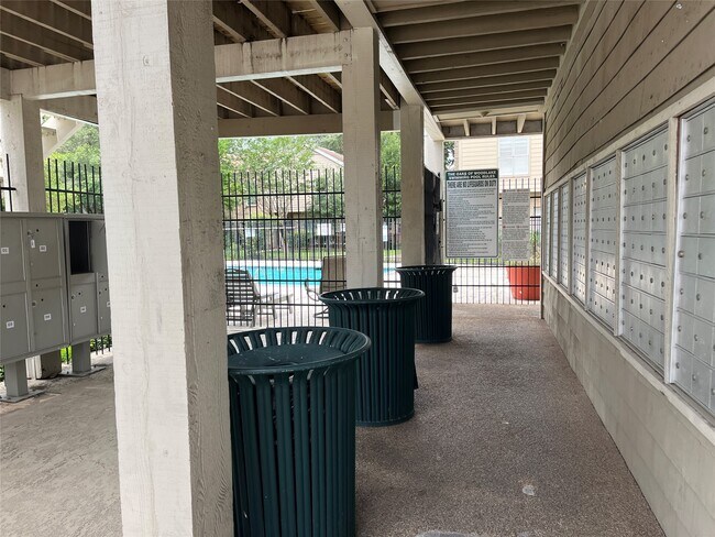 Building Photo - 2100 Tanglewilde St