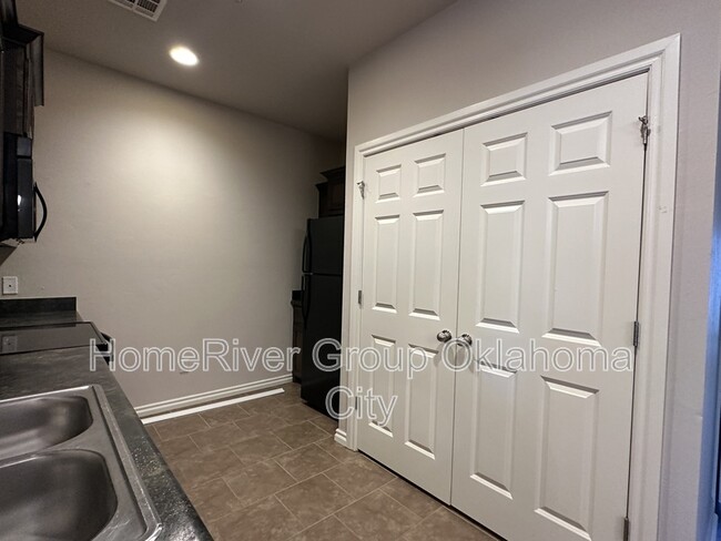 Building Photo - 922 SW 92nd St