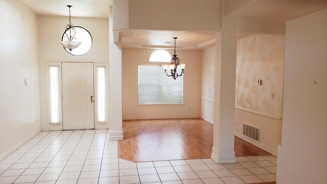 Building Photo - Beautiful Home with Pool and Hot Tub!