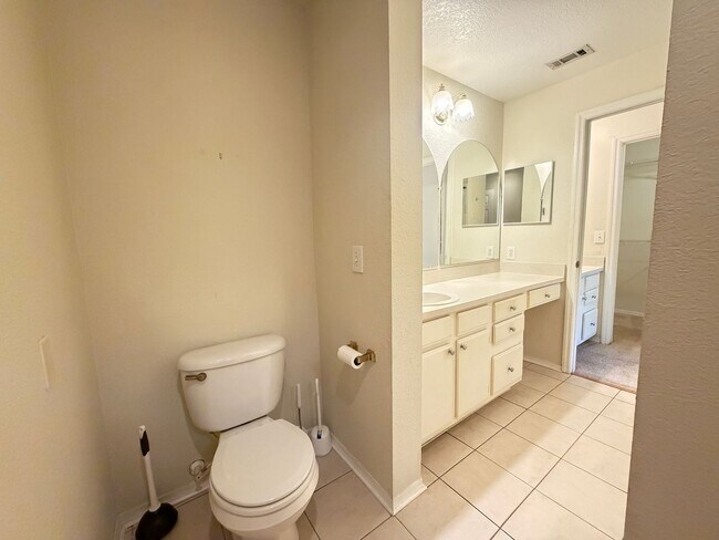 Building Photo - Top-Floor Condo in Grand Reserve at Windor Parke
