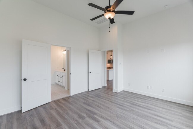 Building Photo - 10726 Pine Pink