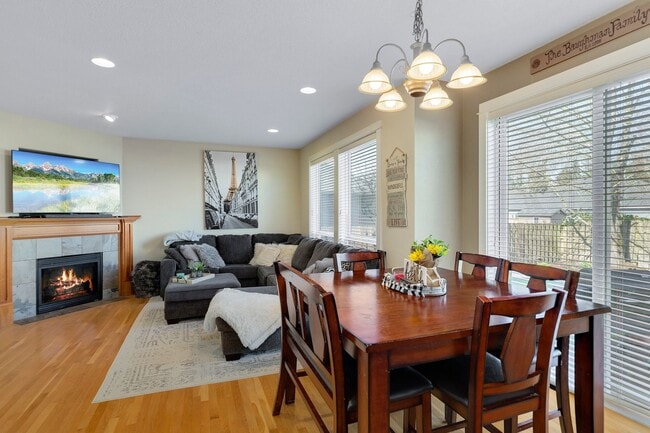 Building Photo - Lovely 4 bedroom home with neighborhood pool