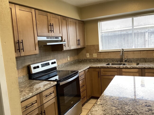 Building Photo - 15831 Bazelbriar Ln