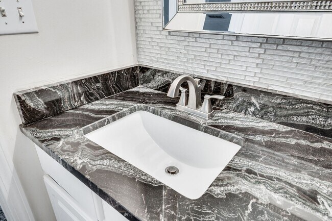 Building Photo - Renovated Townhome in Convenient Nashville Location