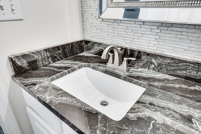 Building Photo - Renovated Townhome in Convenient Nashville...