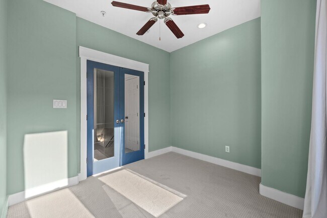 Building Photo - Rare 2BR/2BA Townhome with Spacious Yard i...
