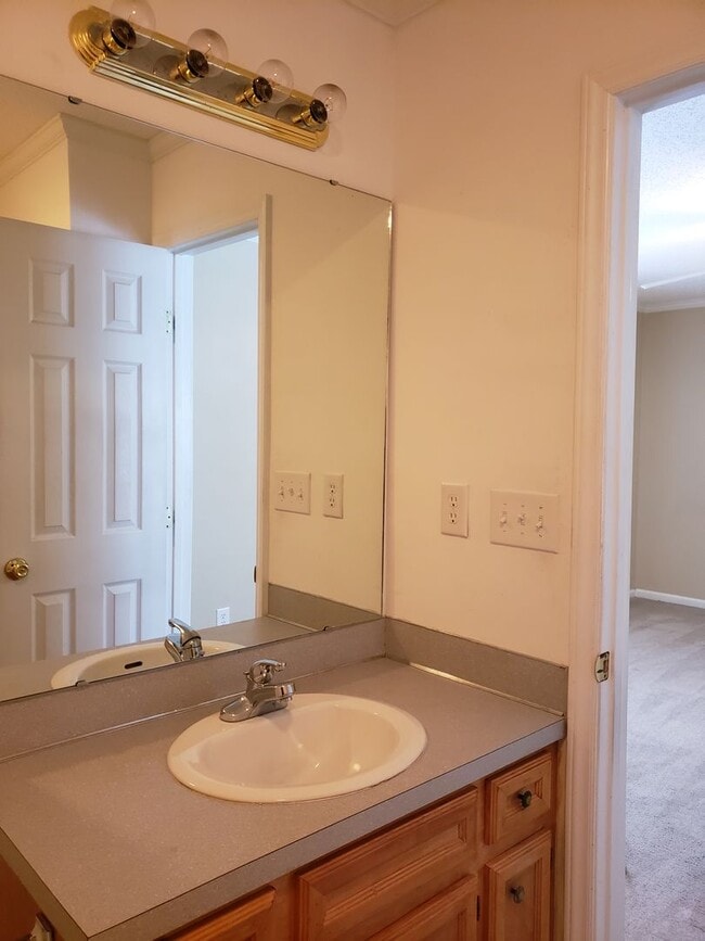 Building Photo - 2-bedroom, 2.5 bathroom townhome