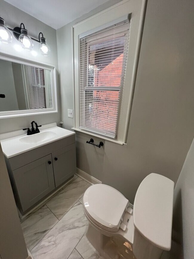 Building Photo - *Rare Find* Updated 3 Bedroom 2 Bathroom H...
